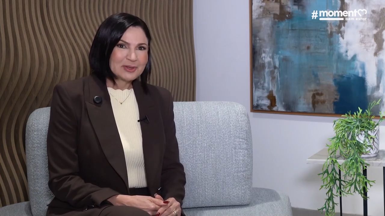 Dra. Adrianne Oliveira durante entrevista em estúdio